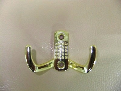 Крючок 2-х рожковый с перфорацией золото (300/60)