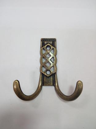 Крючок 2-х рожковый бронза (200/20)