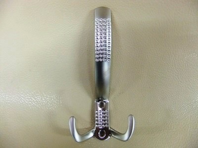 Крючок 3-х рожковый с перфорацией сатин (150/30)